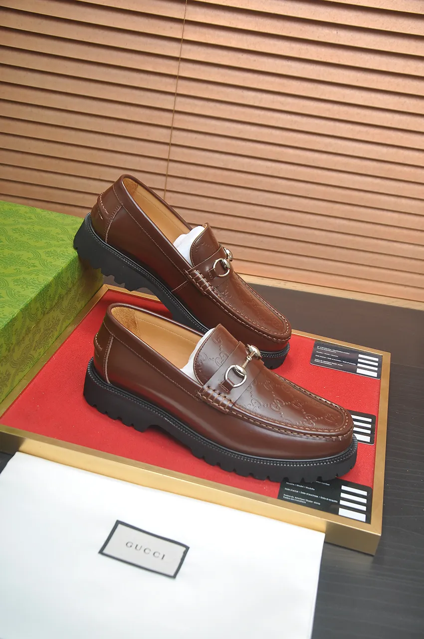 Men's shoes💰560💶Italy's top luxury men's shoe giant (GUCCI) (Gucci) (full cowhide lining) new arrival🍃Original European style🔰 Pleasant to the eye😍In order to make the shoes more durable and non-deformable🌀The production continues to follow traditional methods but there is still no lack of innovation💪Choose original sheepskin for the leather♻️ Smooth and natural And extra bright ⭐Made of imported cowhide, the first choice of rich people 38-45 (45 customized)